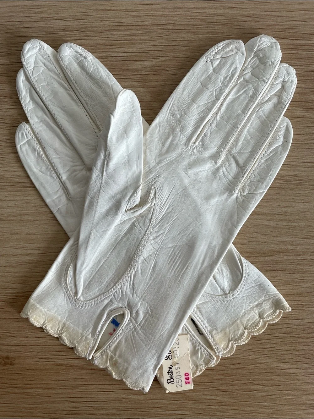 Vintage deadstock white leather gloves short bridal scalloped 50s 60s costume
